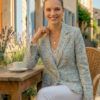Chaqueta estilo tweed con lentejuelas y acabados deshilachado