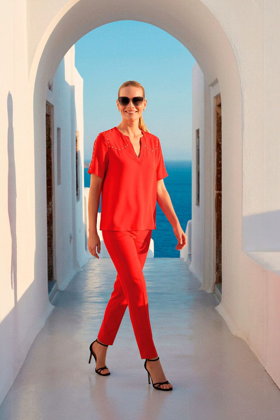 Blusa roja tachuelas