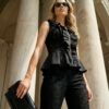 Elegante top sin mangas que combina paneles de encaje floral con un cuerpo entallado. Destaca por su cierre frontal de cremallera, un favorecedor volante tipo peplum en el bajo y detalles de volantes verticales que aportan volumen y un aire romántico y moderno.