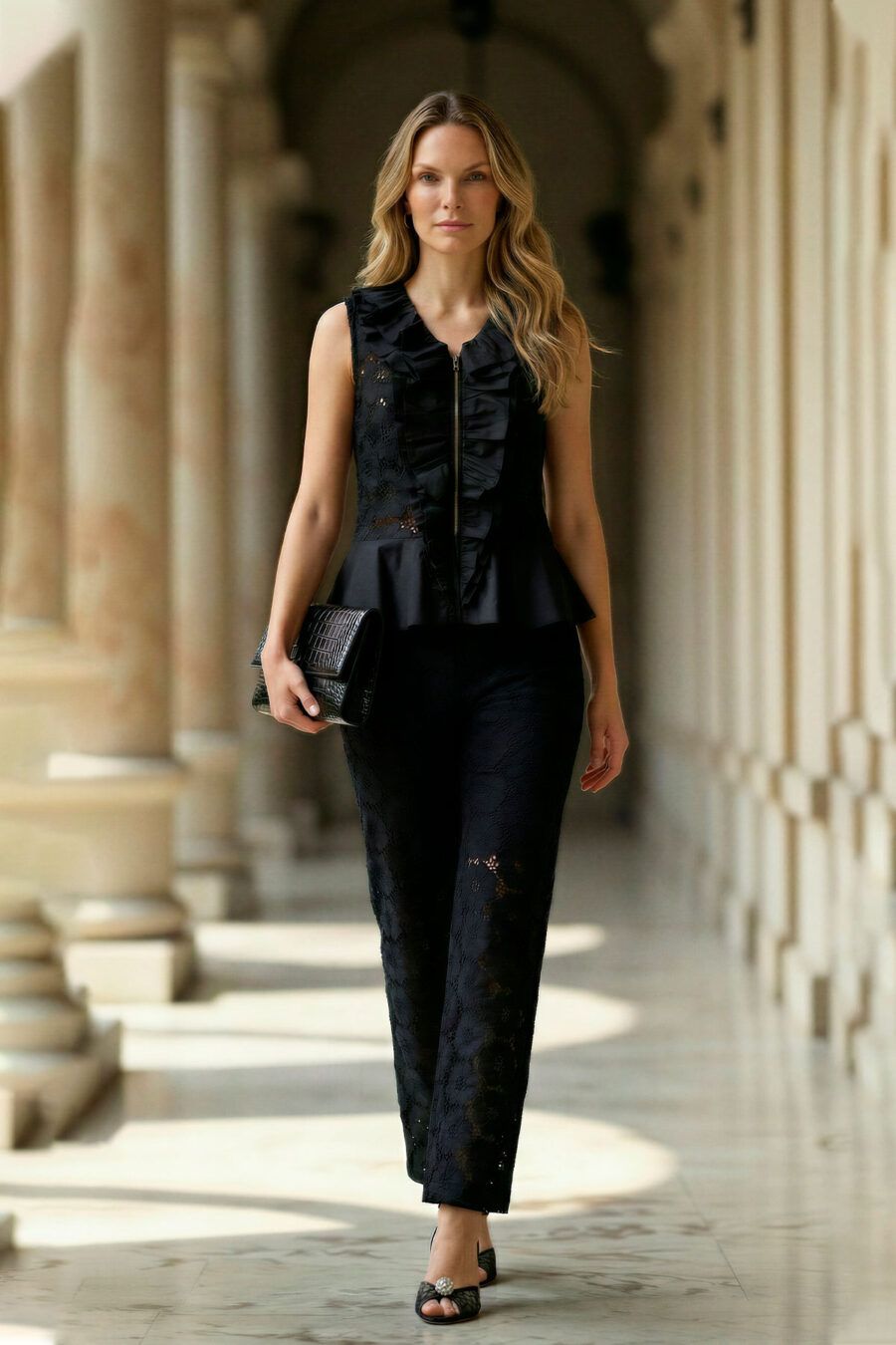 Pantalón de corte recto y tiro medio confeccionado íntegramente en encaje floral negro sobre forro a tono. Una pieza de sastrería femenina que destaca por su textura rica y su caída elegante, ideal para crear un total look de noche o coordinar con básicos de seda